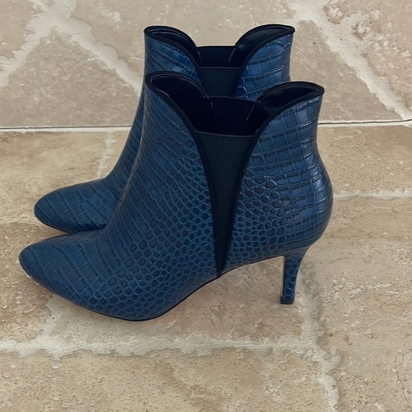 White House Black Market Nia Blue Velvet - Picture 3 of 6